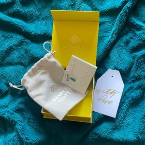 Kendra Scott necklace